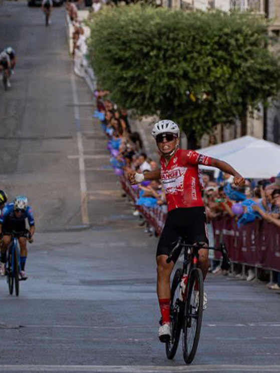 Lo sprint vincente di Dell'Olio alla prova finale del Trofeo dell'Aglianico, battendo Mazzarello e Ferraro (foto Instagram)