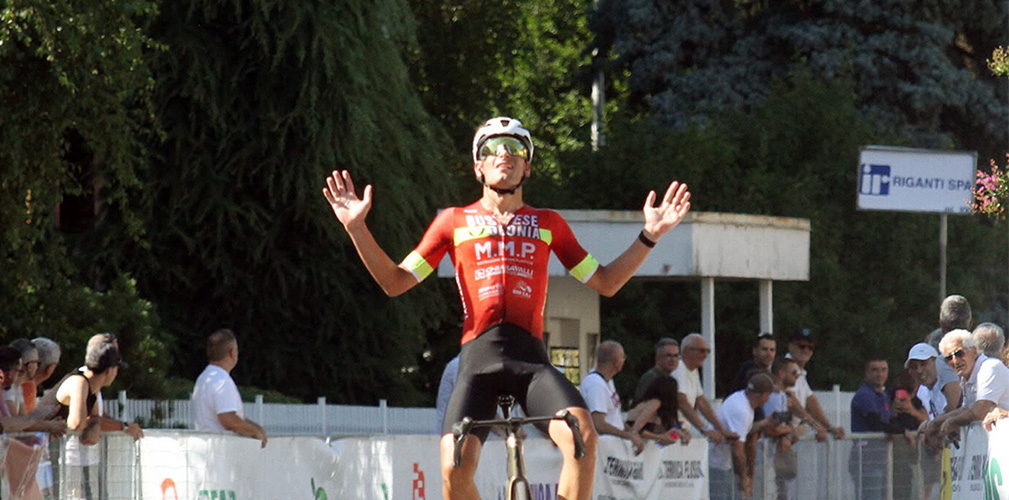 La vittoria di Paolo Favero al GP dell'Arno, staccando di 4" Guglino e il tricolore Balliana (foto Azzimonti)