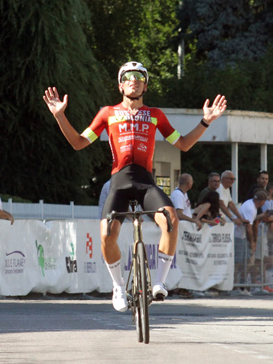 La vittoria di Paolo Favero al GP dell'Arno, staccando di 4" Guglino e il tricolore Balliana (foto Azzimonti)
