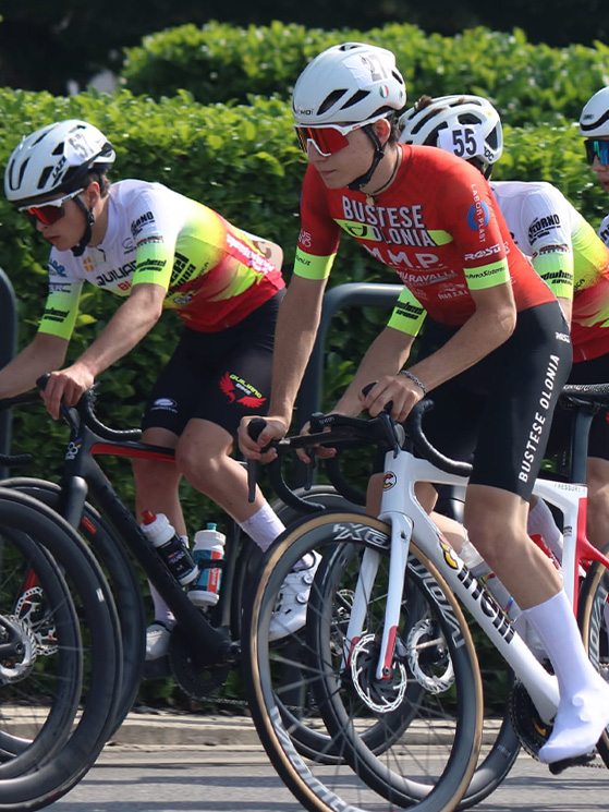Ferro è nato a Tradate il 26 ottobre 2011. Corre da quando era G2 e ama la strada come il ciclocross