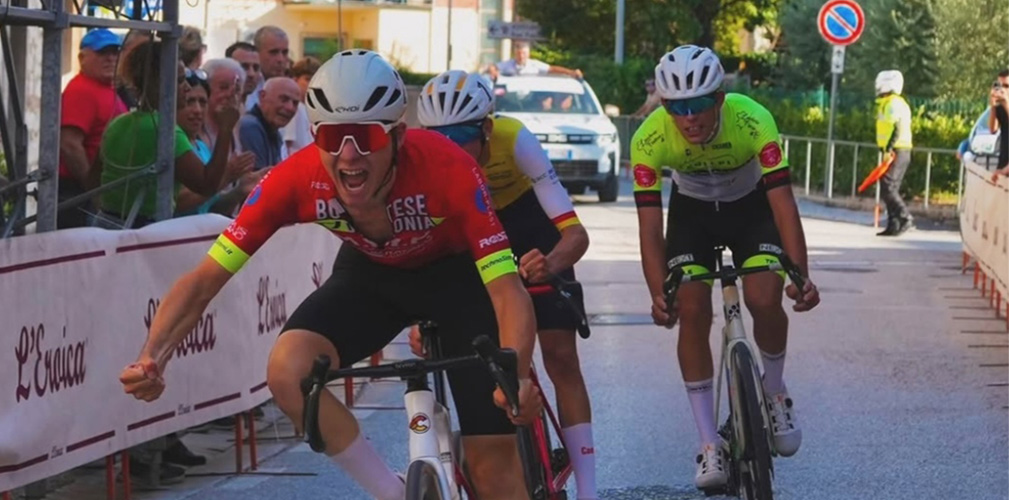 Lo sprint vincente di Ferro, battendo i due rivali in fuga Pierangelini e Lodovisi (foto Instagram)