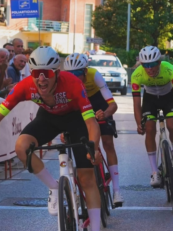 Lo sprint vincente di Ferro, battendo i due rivali in fuga Pierangelini e Lodovisi (foto Instagram)