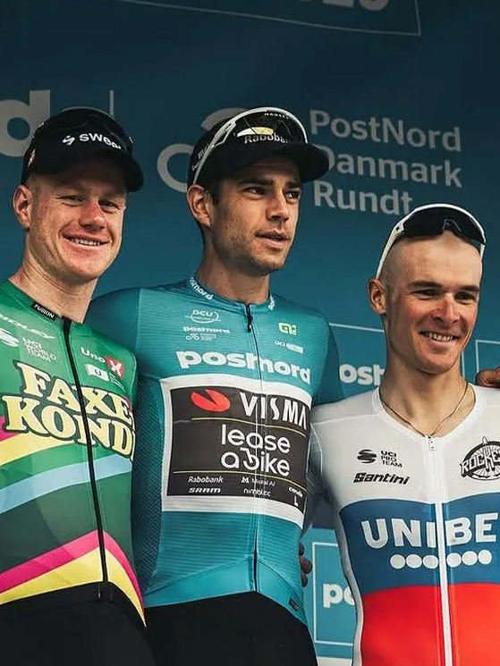 Il podio finale del Giro di Danimarca con Van Aert fra fra Kubis (SVK) e Pedersen (DEN, foto Uno-X)