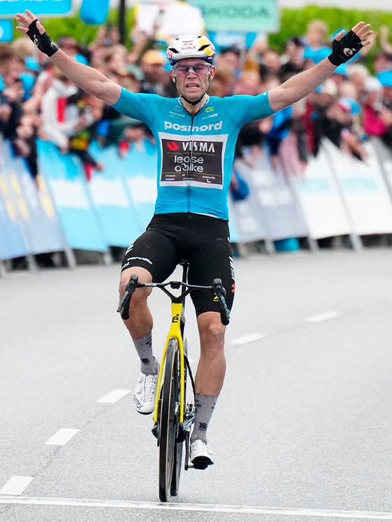 Lo sprint imperioso di Van Aert nella terza tappa, dove stacca tutti e sigilla il successo nella corsa a tappe (foto Getty Images)