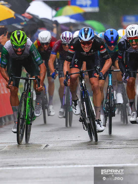De Longhi (si intravede in secondo piano) si è fatto notare da Damiani al Giro di Ungheria, chiudendo 5° in una volata vinta da Merlier