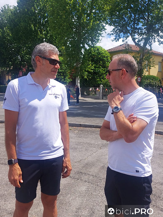 Giampaolo Mondini (qui assieme a Danny Stam) conferma che Wiebes grazie a pista e gravel abbia acquisito maggiore fredddezza e visione di gara
