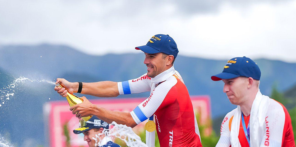 Persico sul podio: l'ultima sua vittoria all'estero era stata nel 2024 sempre in Cina (foto UCI)