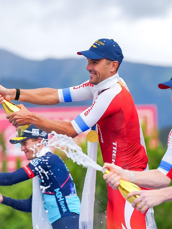 Persico sul podio: l'ultima sua vittoria all'estero era stata nel 2024 sempre in Cina (foto UCI)