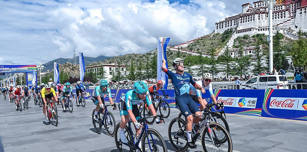 La volata vincente di Persico che batte un altro italiano, Filippo Cettolin della Bardiani CSF 7 (foto UCI)