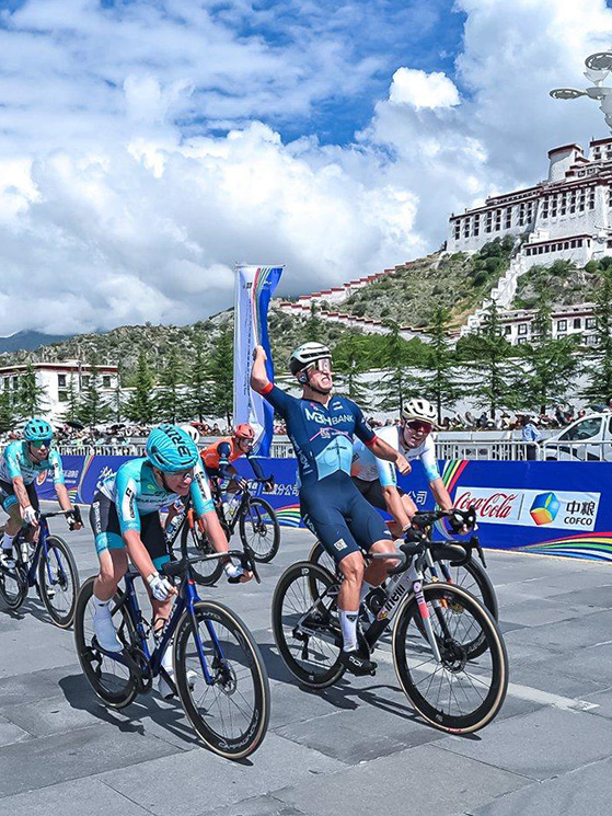 La volata vincente di Persico che batte un altro italiano, Filippo Cettolin della Bardiani CSF 7 (foto UCI)
