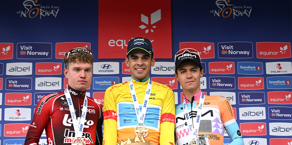 Il podio finale dell'Arctic Race con Pinarello vicino a Silva e Van Eetvelt (foto Getty Images)