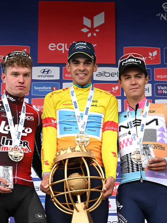 Il podio finale dell'Arctic Race con Pinarello vicino a Silva e Van Eetvelt (foto Getty Images)