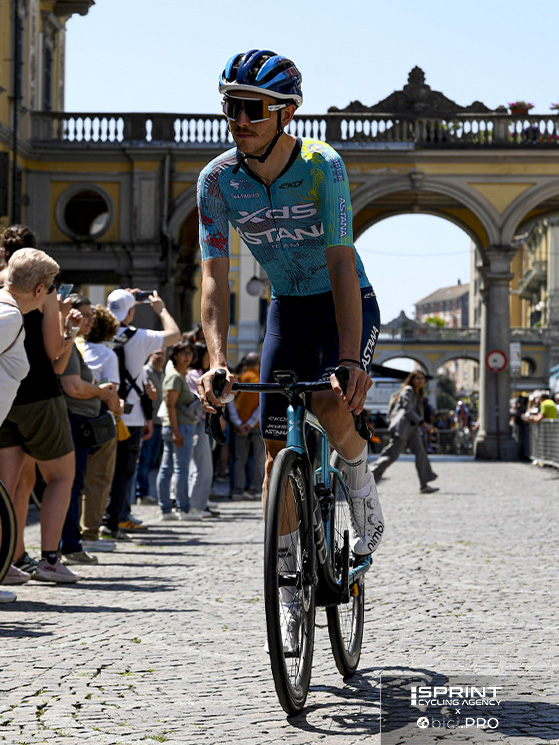 Scaroni al Giro d'Italia, concluso anzitempo a causa di un virus che l'ha fermato a lungo
