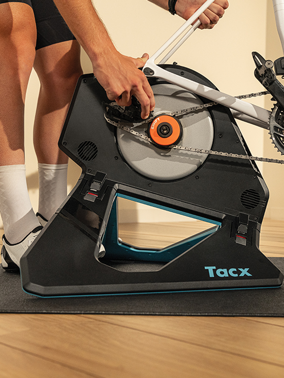 Rullo Tacx NEO 2T con Zwift Cog
