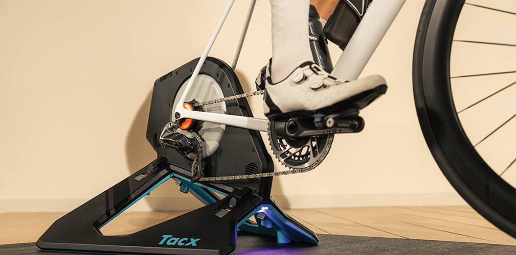 Rullo Tacx NEO 2T con Zwift Cog