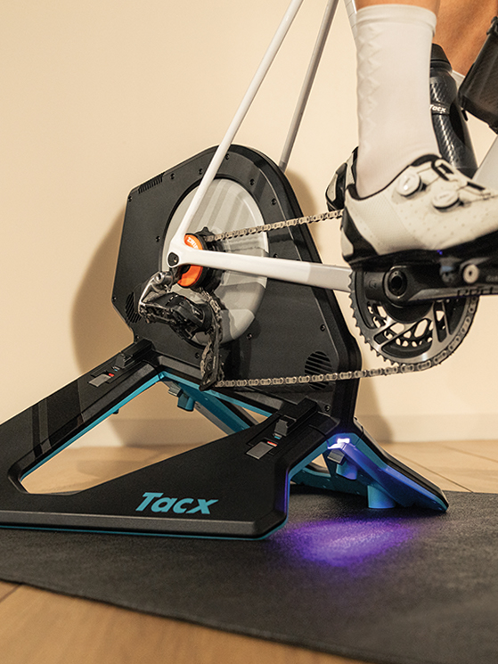 Rullo Tacx NEO 2T con Zwift Cog