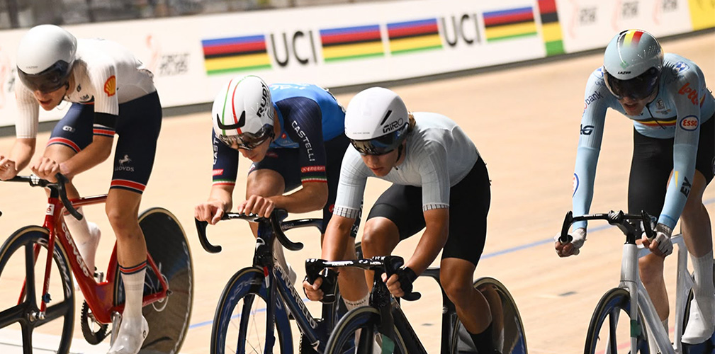 La volata finale dello scratch con Vendramin preceduto dal solo tedesco Esch (foto UCI)