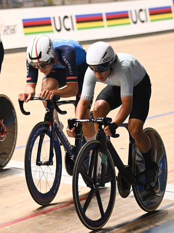 La volata finale dello scratch con Vendramin preceduto dal solo tedesco Esch (foto UCI)