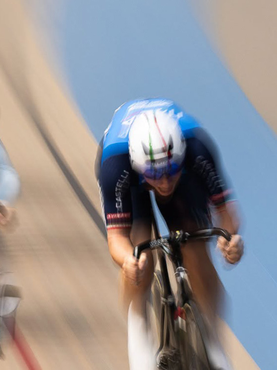 Matteo Ghirelli nel keirin, chiuso al 2° posto dietro Hepburn (GBR). L'Italia ha colto 8 ori, 6 argenti e 2 bronzi (foto Uci)