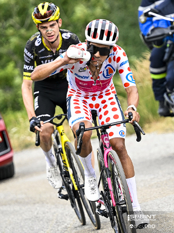Quando è in fuga (qui con Kuss e Hindley sull'Alpe d'Huez), Carapaz ha sempre una riserva cui attingere