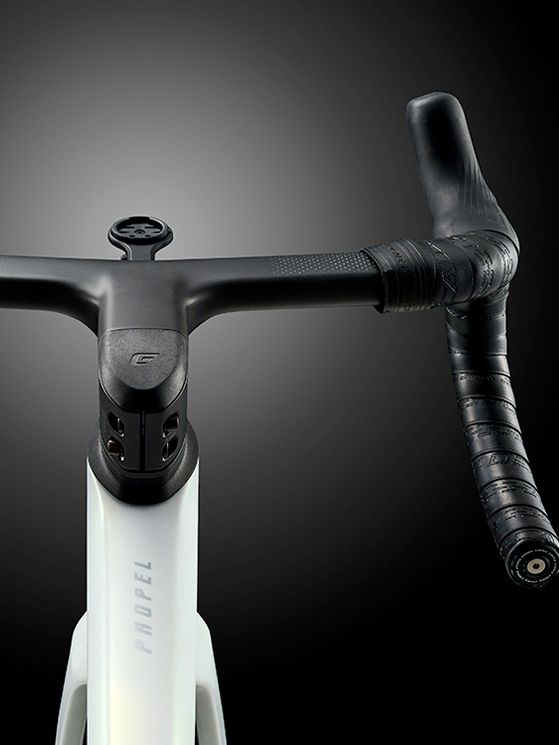 Cadex Aero, manubrio integrato full carbon di ultima generazione
