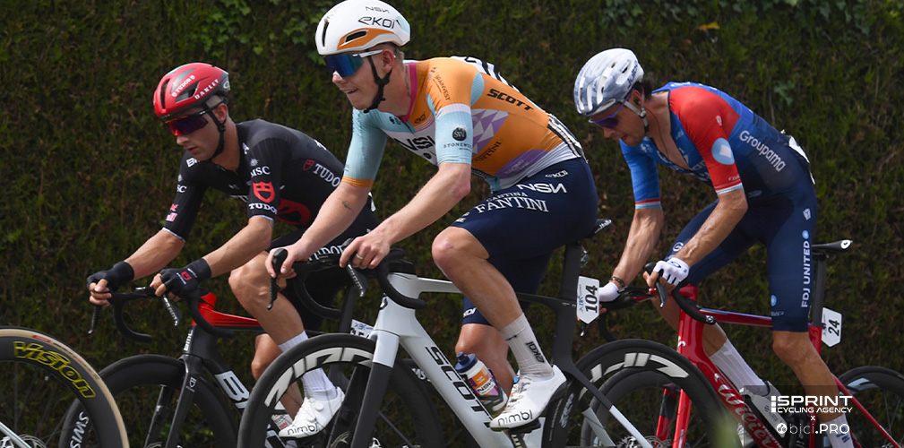 Seconda tappa del Giro del Portogallo, Finlay Tarling in azione. L'incidente fatale avverrà nell'8ª frazione