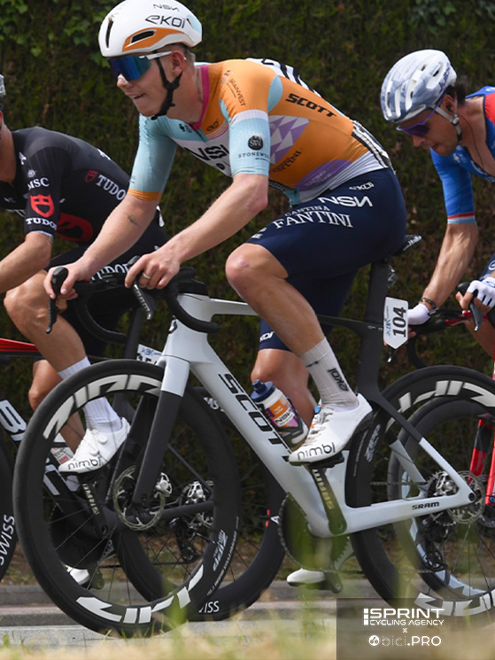 Seconda tappa del Giro del Portogallo, Finlay Tarling in azione. L'incidente fatale avverrà nell'8ª frazione