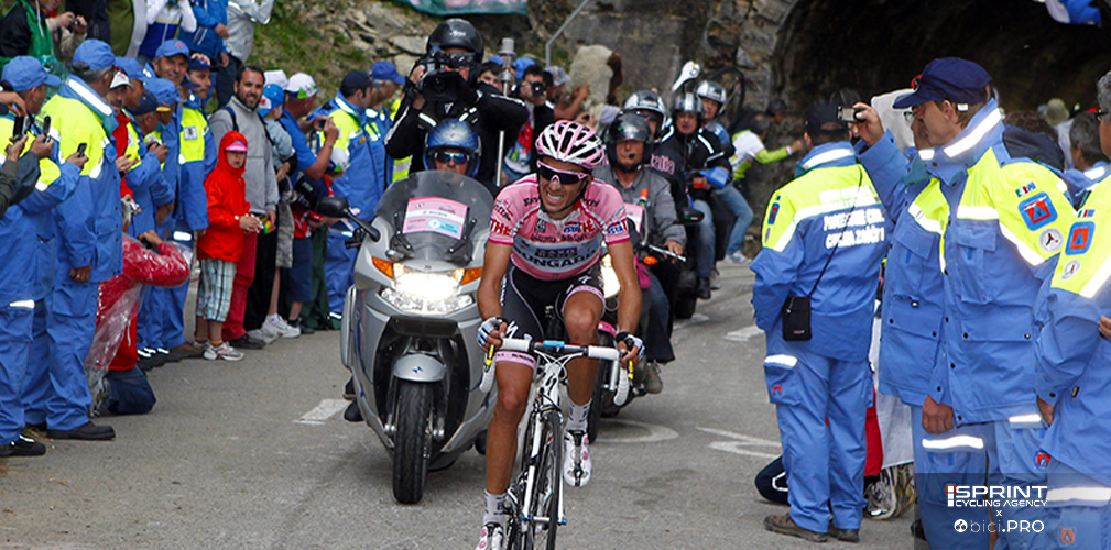 Lo Zoncolan al Giro del 2011: lo spiegamento della Protezioone Civile mette in sicurezza i corridori e il pubblico