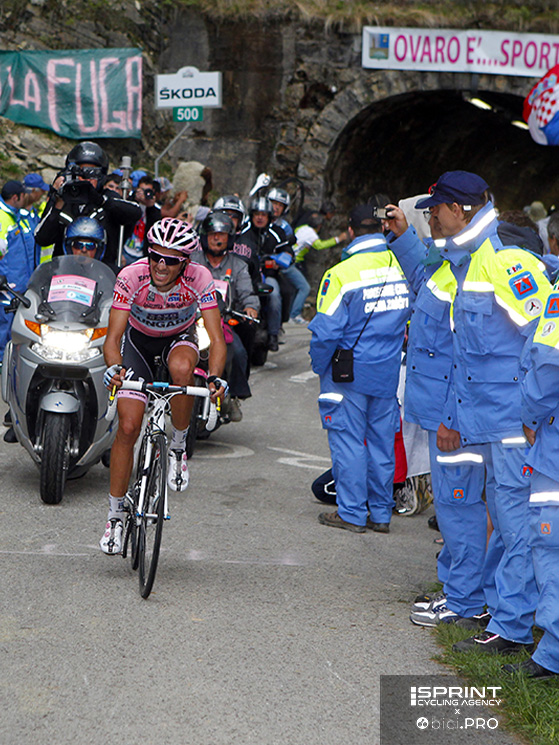 Lo Zoncolan al Giro del 2011: lo spiegamento della Protezioone Civile mette in sicurezza i corridori e il pubblico