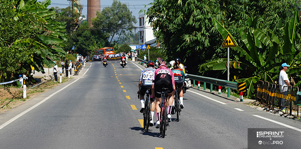 Tour of Guanxi: a destra c'è un incrocio, il volontario dà le spalle alla corsa e sorveglia le auto