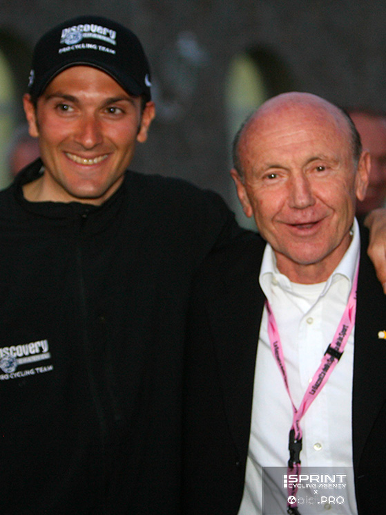 Ferretti fu il primo a intuire le potenzialità di Basso nei Grandi Giri: nel 2002 conquistarono la maglia bianca del Tour