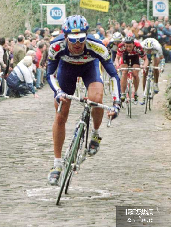 Nella prima stagione con Ferretti alla Mg-Technogym, Bartoli vincee 9 corse, fra cui il Giro delle Fiandre. Ha 26 anni