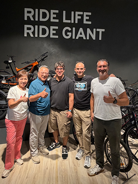 Un'immagine di un paio di anni fa, con la visita del CEO Giant Global presso la sede di Cicli Sardi