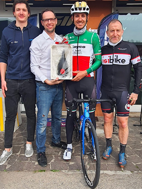 Quando Filippo Zana correva alla Jayco su bici Giant: visita a Isibike. A destra il titolare: Isidoro Collareda