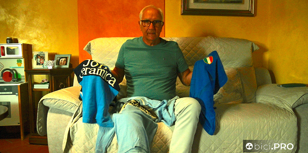 La maglia azzurra che Martinelli tiene nelle sinistra è quella con cui corse a Montreal 1976. A destra quella della Jolly Ceramica: la prima da pro'