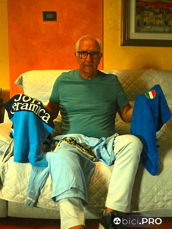 La maglia azzurra che Martinelli tiene nelle sinistra è quella con cui corse a Montreal 1976. A destra quella della Jolly Ceramica: la prima da pro'