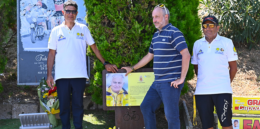 Prima del via, il dovuto tributo a Gaetano Gazzoli, ideatore della corsa fermana (Photo Zannoni)