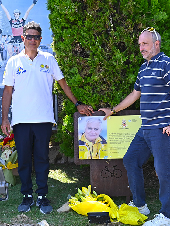 Prima del via, il dovuto tributo a Gaetano Gazzoli, ideatore della corsa fermana (Photo Zannoni)