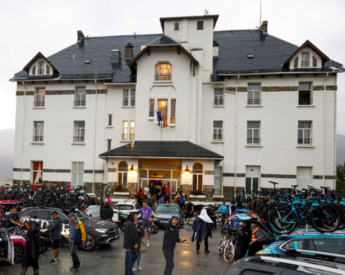 Vuelta Espana 2026, 3a tappa annullata per grandine sul Col de Mont Louis, hotel Igesa Village Club