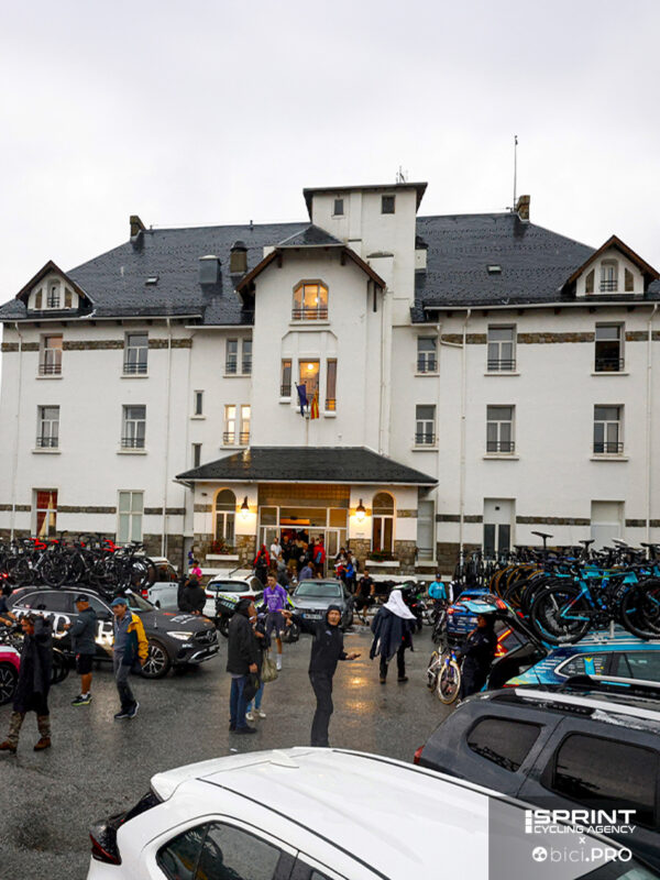 Vuelta Espana 2026, 3a tappa annullata per grandine sul Col de Mont Louis, hotel Igesa Village Club