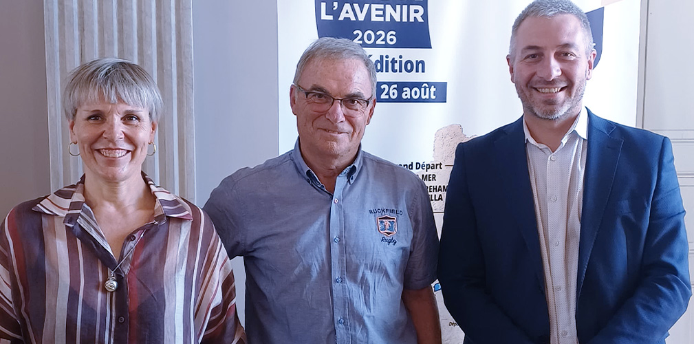 Hinault fra la sindaca di Strambino, Sonia Cambursano, e Jacopo Suppo, vicesindaco della Città Metropolitana di Torino