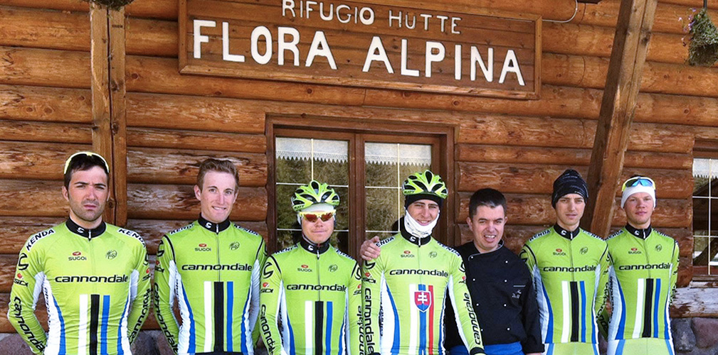 Il patron del Flora Alpina, Harald De Pellegrini, con Sagan e i ragazzi della Liquigas in uno scatto di qualche anno fa (foto Flora Alpina)