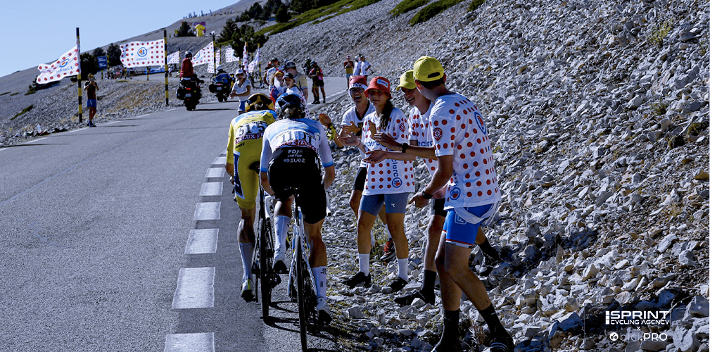 Reusser ha costretto spesso Vollering a pedalare sul ciglio della strada... complicandole la vita per ripararsi dal vento