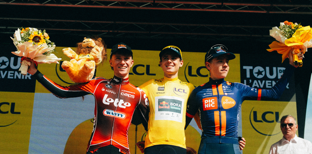 Podio Tour de l'Avenir 2026: Lorenzo Finn, Niels Driesen, Matteo Vanhuffel (foto Jolypics-Tour de l'Avenir)