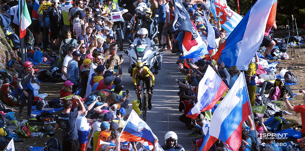 La Slovenia ha un forte sentimento popolare che si riscontra anche nello sport. Qui il tifo che i suoi connazionali riservarono a Roglic sul Lussari al Giro 2023