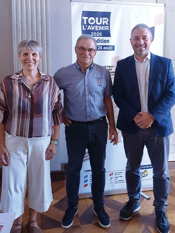 Hinault fra la sindaca di Strambino, Sonia Cambursano, e Jacopo Suppo, vicesindaco della Città Metropolitana di Torino