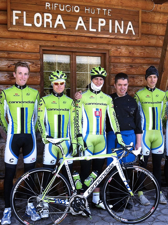 Il patron del Flora Alpina, Harald De Pellegrini, con Sagan e i ragazzi della Liquigas in uno scatto di qualche anno fa (foto Flora Alpina)