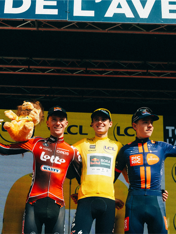 Podio Tour de l'Avenir 2026: Lorenzo Finn, Niels Driesen, Matteo Vanhuffel (foto Jolypics-Tour de l'Avenir)