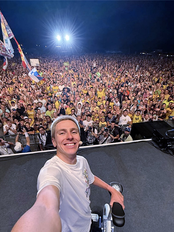 Star Pogacar: qui un suo selfie in occasione della festa per la conquista dell'ultimo Tour. provate ad immaginare che bolgia sarà in Slovenia per l'Europeo