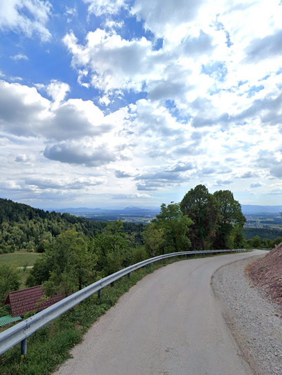 La salita di Mozjanca oltre che ripida è anche piuttosto stretta (immagine Google)